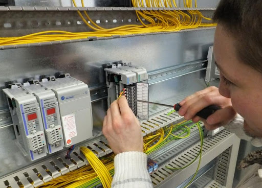 Cung cấp các dịch vụ sửa chữa, bảo dưỡng, cung cấp và lắp đặt các trang thiết bị điện - điện tử hàng hải...