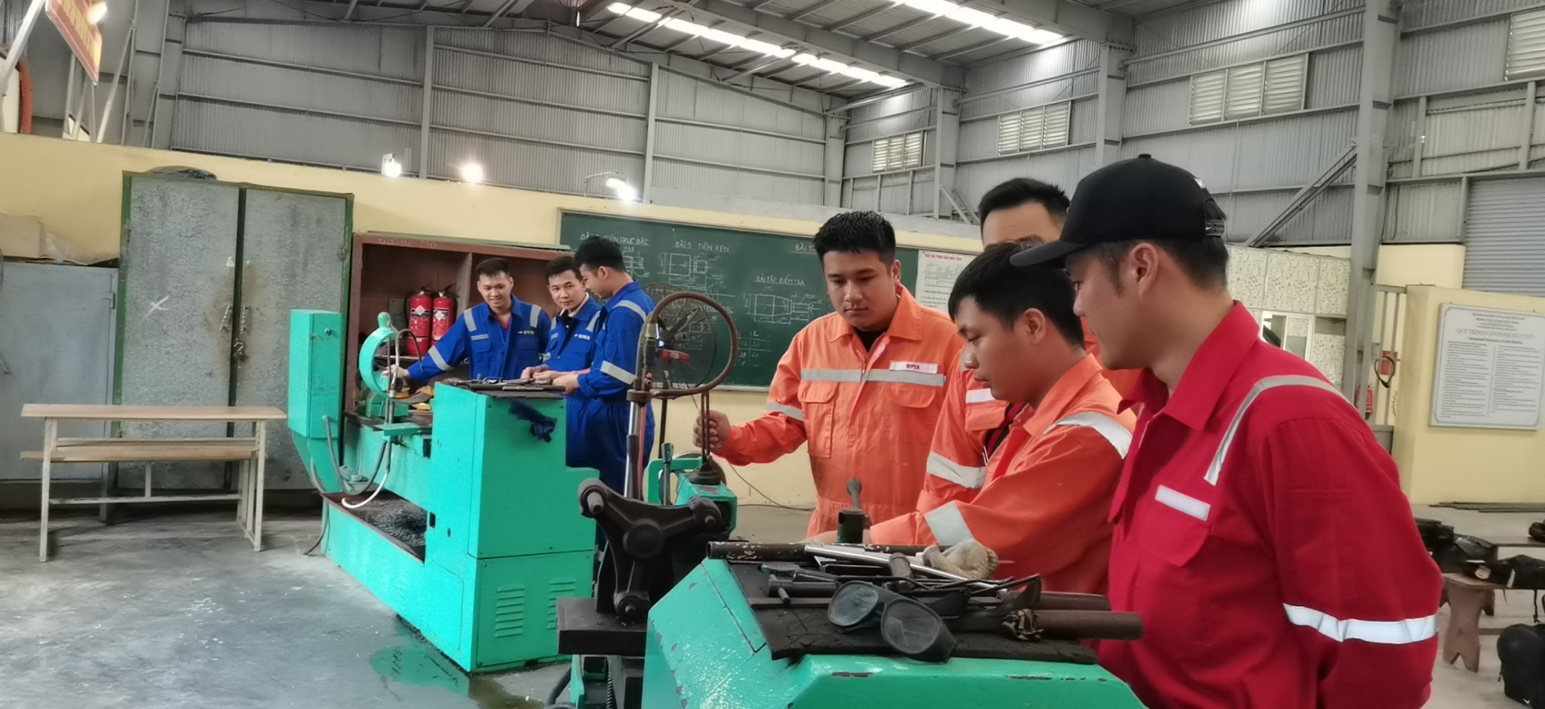 THUYỀN VIÊN CÔNG TY ISALCO THAM DỰ LỚP THAO TÁC MÁY TIỆN TẠI TRƯỜNG VMU (THÁNG 10/2023)