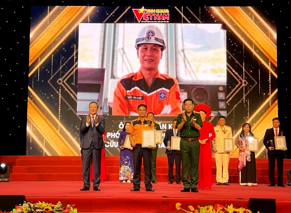 Thuyền viên Trung tâm Phối hợp TKCN hàng hải Việt Nam được tôn vinh trong chương trình Vinh quang Việt Nam 2023