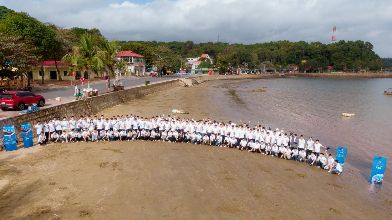 Chung tay làm sạch bãi biển Đồ Sơn